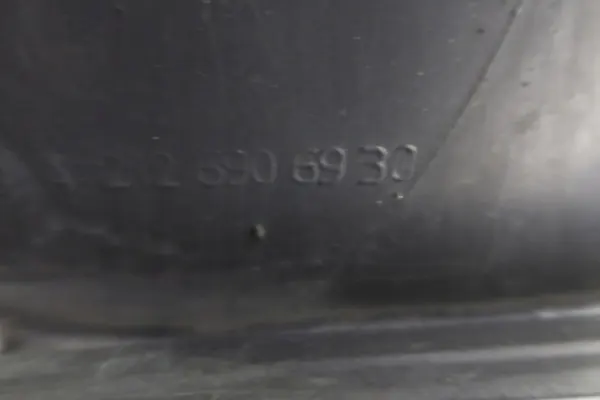 Mercedes W212 Etu oikea lokasuoja OEM 2126906930 image 10