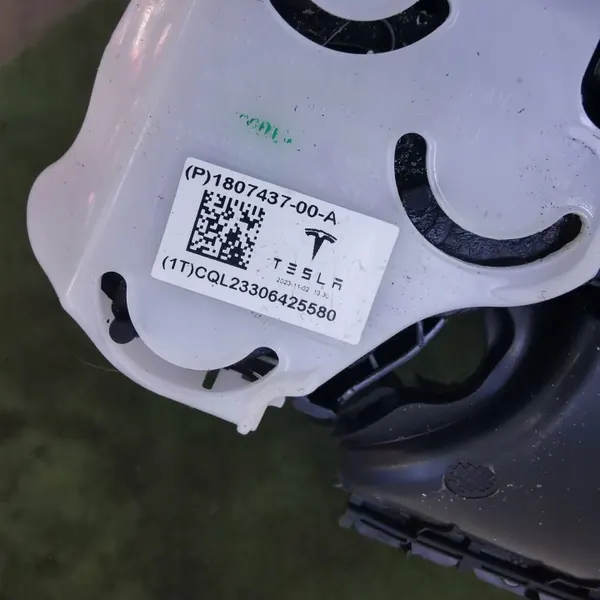 Grille d'admission Tesla Model Y OEM 1807437-00-A image 3