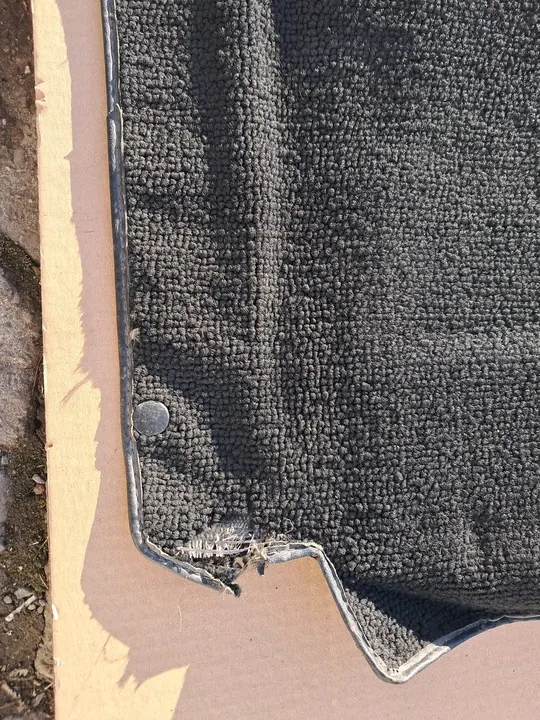 Carpete Dianteira Direita Preta Mercedes W116 image 2