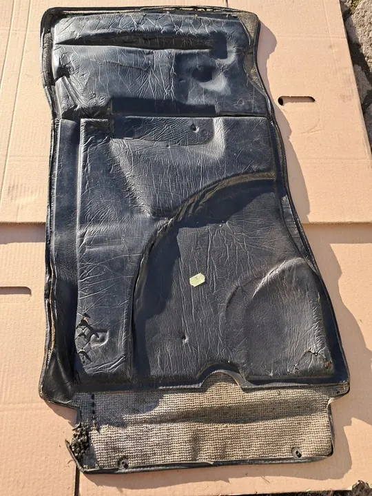 Carpete Dianteira Direita Preta Mercedes W116 image 4