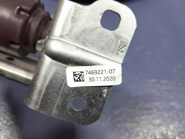 BMW X7 G07 Heckklappendämpfer OEM 7469221 image 4