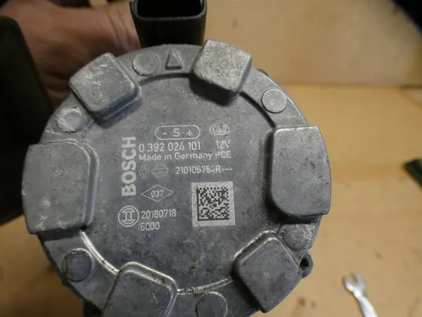 Renault Vattenpump 210106764R image 3