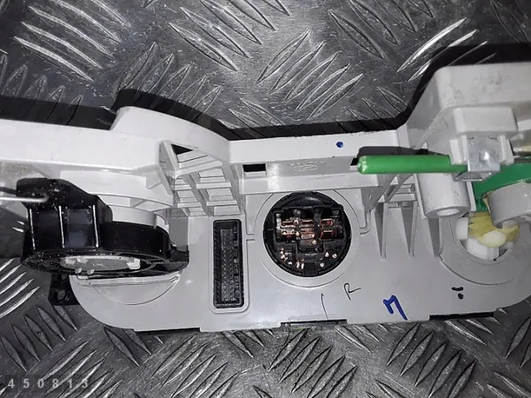 Módulo de control AC Hyundai I20 OEM 972501J640 image 4