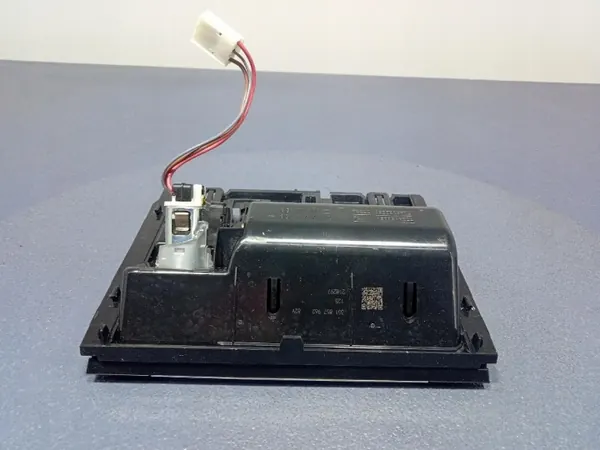 VW Passat B8 Asbak Compartiment OEM 3G1857962 image 10