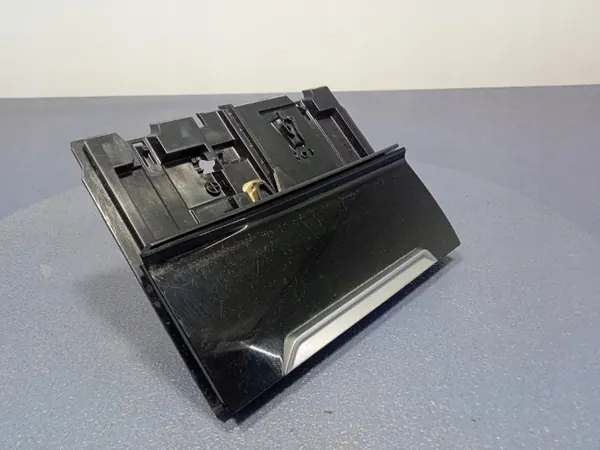 VW Passat B8 Asbak Compartiment OEM 3G1857962 image 6