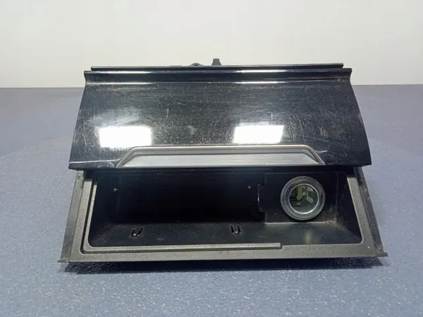 VW Passat B8 Asbak Compartiment OEM 3G1857962 image 9