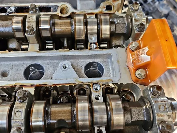 Kit de culata usado OEM 55562229 para Opel Corsa E image 9