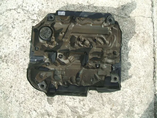 Skoda Octavia III 2.0TDI Moottorikansi OEM 04L103925T image 3