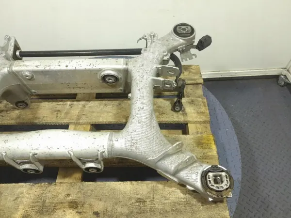 Viga suspensión trasera BMW X7 G07 OEM 6894149 image 3