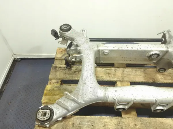 Viga suspensión trasera BMW X7 G07 OEM 6894149 image 4