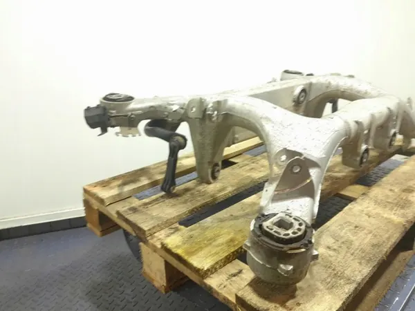 Viga suspensión trasera BMW X7 G07 OEM 6894149 image 5