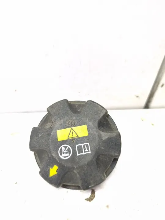 BMW OE 17117639020 Tapa de vaso de expansión - Usado image 2