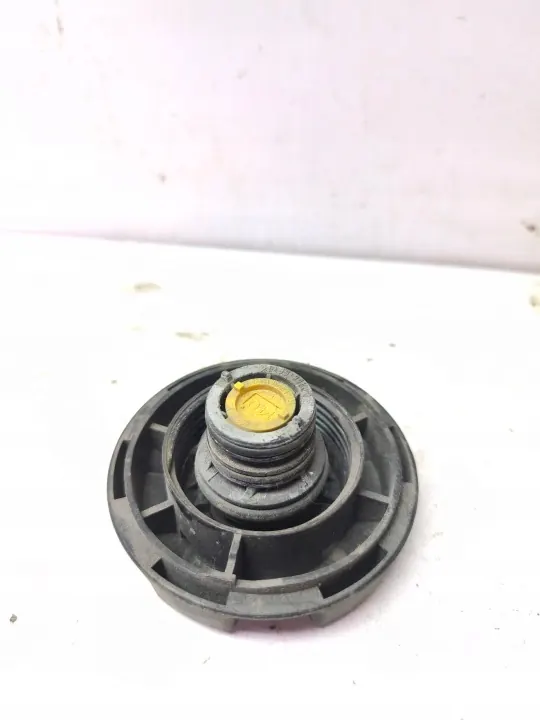 BMW OE 17117639020 Tapa de vaso de expansión - Usado image 3
