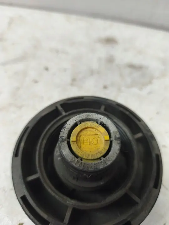 BMW OE 17117639020 Tapa de vaso de expansión - Usado image 4