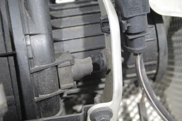 Bomba de aire OEM 4H0131837A para Audi - Usada image 3