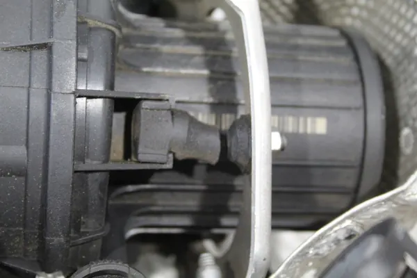 Bomba de aire OEM 4H0131837A para Audi - Usada image 4