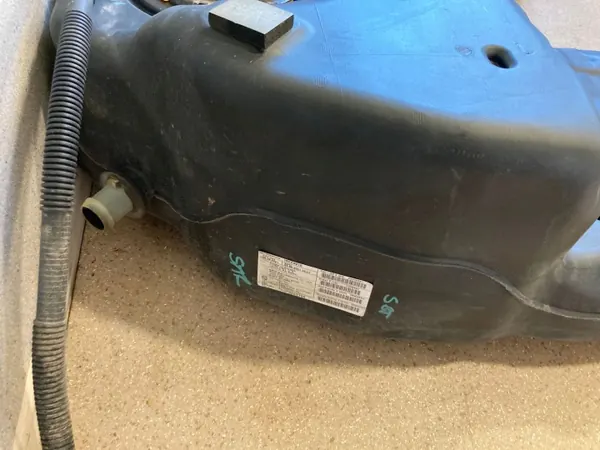 BMW X5 G05 Polttoainesäiliö OEM 9426340 - 3.0L Diesel image 3