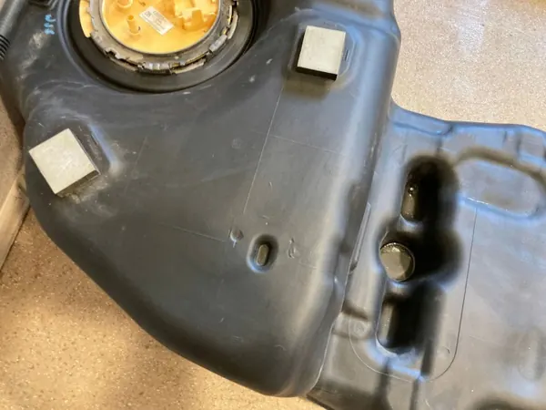 BMW X5 G05 Polttoainesäiliö OEM 9426340 - 3.0L Diesel image 4