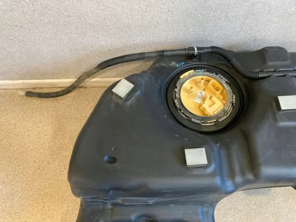 BMW X5 G05 Polttoainesäiliö OEM 9426340 - 3.0L Diesel image 7