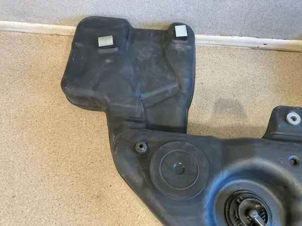 BMW X5 G05 Polttoainesäiliö OEM 9426340 - 3.0L Diesel image 8