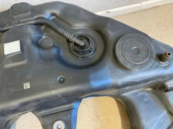 BMW X5 G05 Polttoainesäiliö OEM 9426340 - 3.0L Diesel image 9