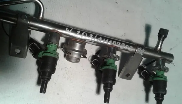 Brandstofrail Mercedes-Benz W203 A1110780292 image 2