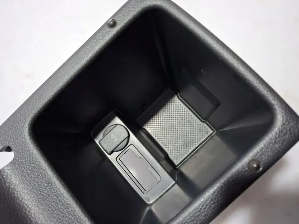 Boîte de rangement OEM 7N0863323 pour accoudoir central image 6
