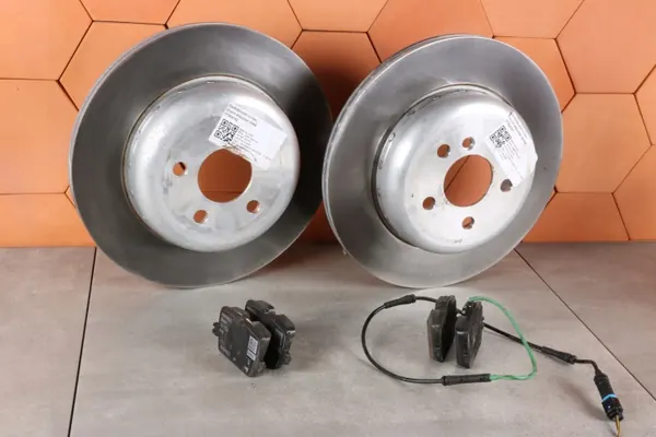 BMW OEM 6883979 Bremscheiben & Beläge Hinten Set image 2