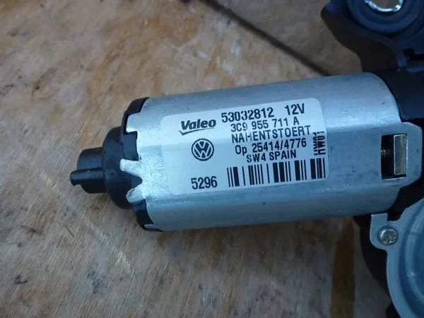 Takaluukun pyyhkijän moottori VW Passat B6 B7 | 3C9955711A image 2