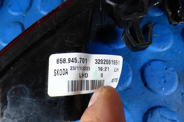 Lámpara reflectante LED trasera izquierda Skoda Kamiq image 6