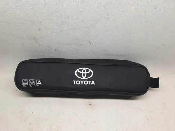 Kit Primeros Auxilios OEM Toyota con Triángulo y Chaleco image 2