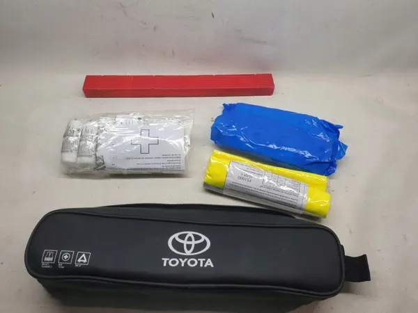 Kit Primeros Auxilios OEM Toyota con Triángulo y Chaleco image 3