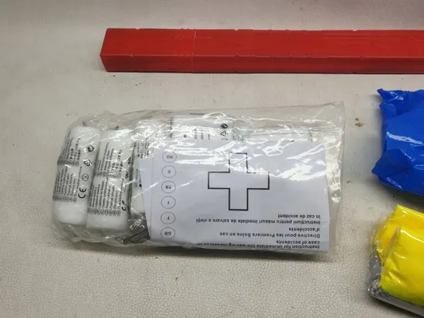 Kit Primeros Auxilios OEM Toyota con Triángulo y Chaleco image 4