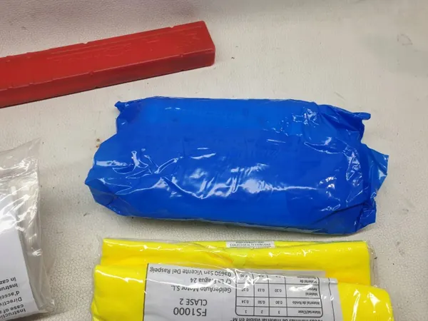 Kit Primeros Auxilios OEM Toyota con Triángulo y Chaleco image 5