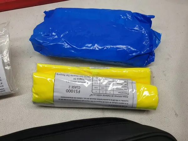 Kit Primeros Auxilios OEM Toyota con Triángulo y Chaleco image 6
