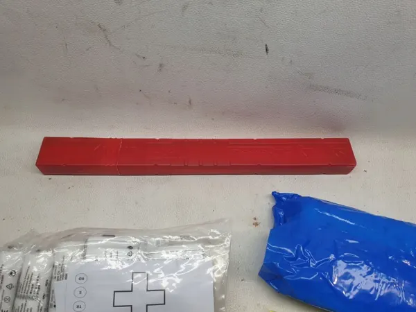 Kit Primeros Auxilios OEM Toyota con Triángulo y Chaleco image 7