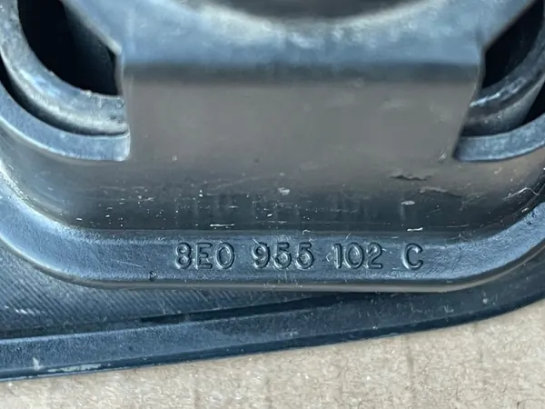 Audi A4 oikea ajovalopesuri OEM 8E0955102C image 5