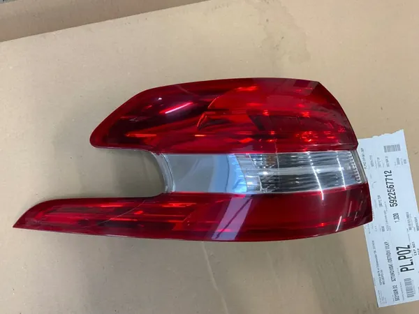 Luz trasera izquierda Peugeot 308 II SW 2013-2017 image 2