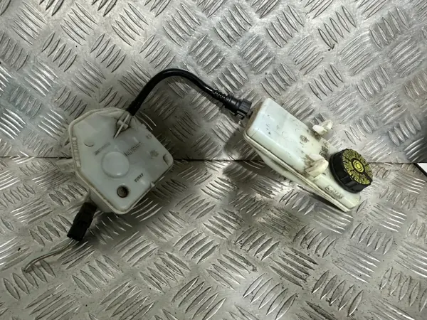 Bromsvätskebehållare PEUGEOT 308 T7 OEM image 2