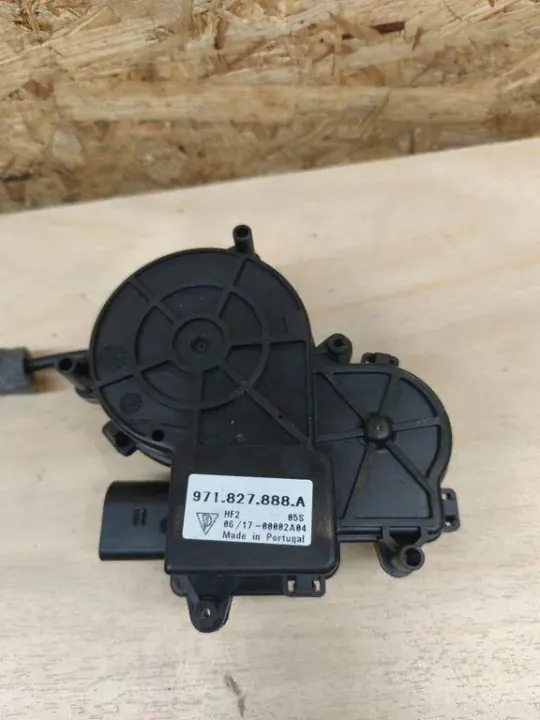 Porsche OEM 971827888A Tavaratilan sulkumekanismi image 3