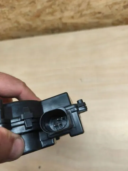 Porsche OEM 971827888A Tavaratilan sulkumekanismi image 4