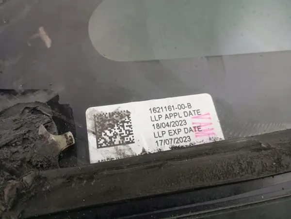 Tesla Model Y rechte hintere Seitenscheibe OEM 1621161-00-B image 7