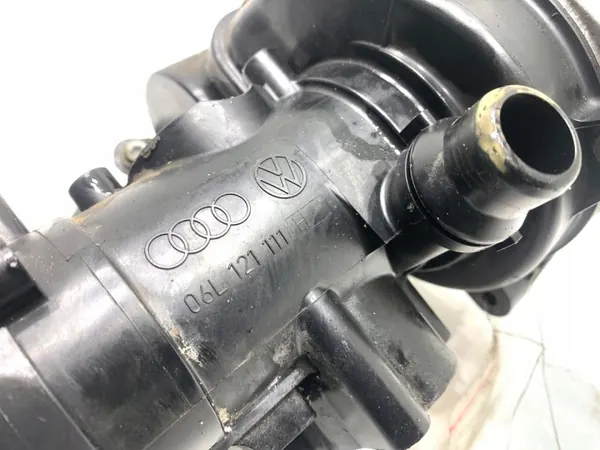 Pompe à eau OEM 06L121111H pour Audi A3 8V image 4