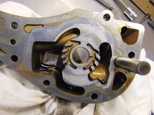 Pompe à huile OEM 7544555/7567028 pour BMW 118i E87 image 10