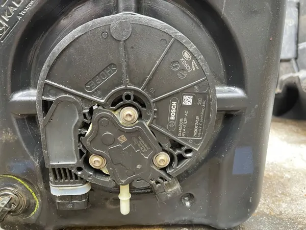 Land Rover AdBlue-säiliö OEM FPLA-5J228-AG Käytetty image 9