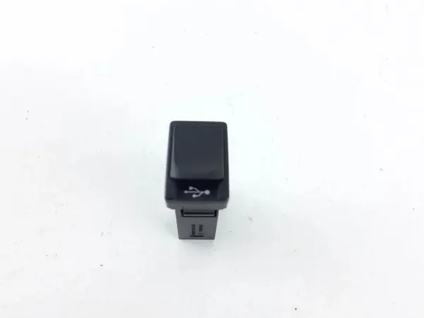 Prise USB Toyota Hilux OEM 861900K010 - Occasion image 2