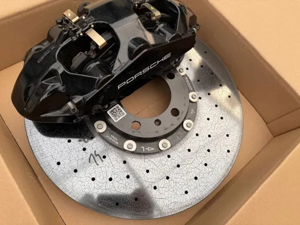 Porsche 911 992 Turbo Keramisk bromsok fram vänster OEM 992615301AC image 2