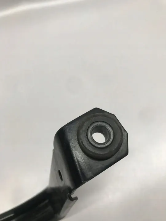 BMW Polttoainesäiliön Kiinnike OEM 7426684 - Käytetty image 6