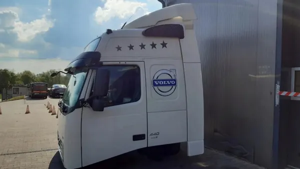 Cabina completa Volvo FH13 OEM 85103676 - Usado image 3