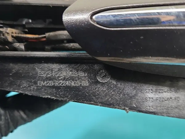 Vasen etuulkosäilytyskahva Fusion USA 2012-2020 OEM image 5